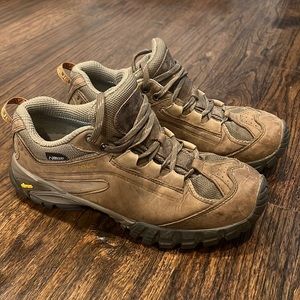 Vasque 7071 Vibram 9.5M Hiking Shoe! Excellent condition!